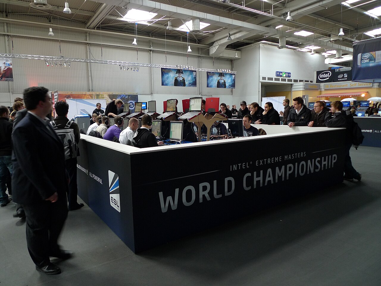 Frag eXecutors and Evil Geniuses playing at the IEM IV World Championship in 2010